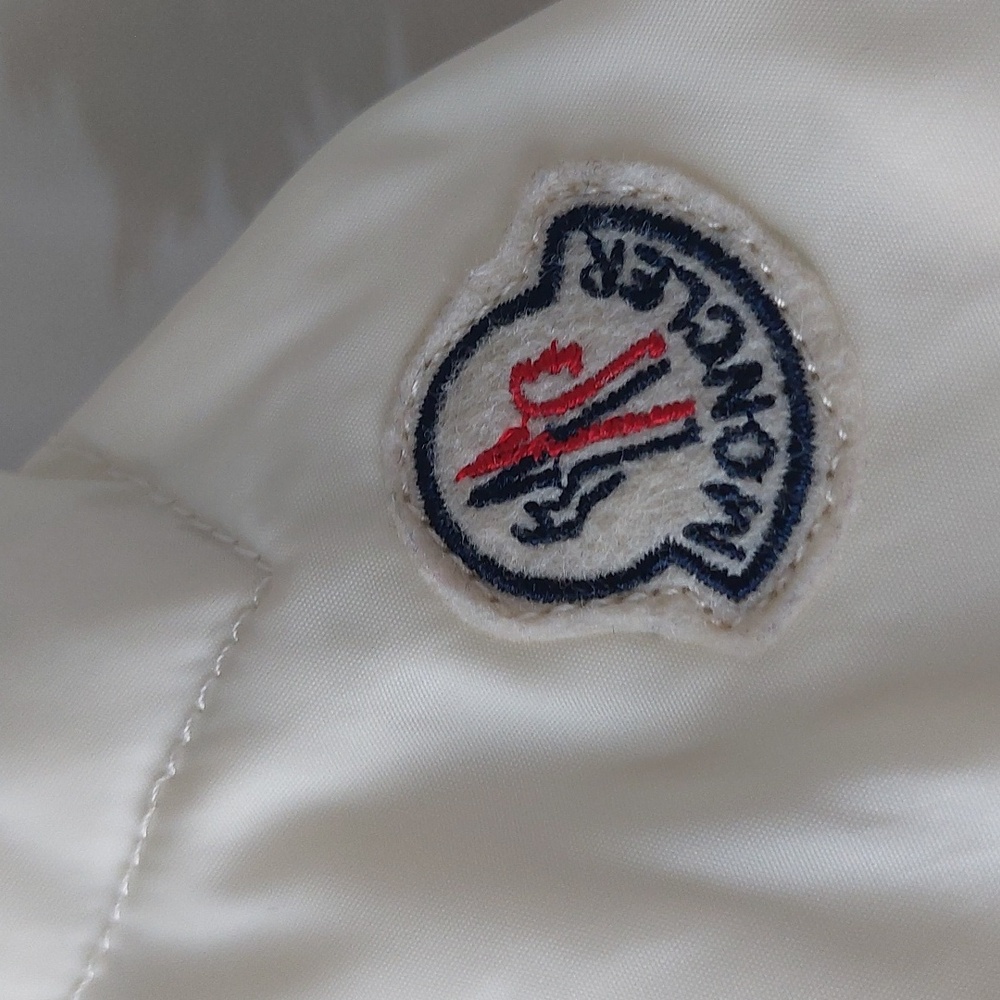 Moncler White/Black Down Puffer Cropped Jacket with Removable Hoodie - Picture 5 of 16